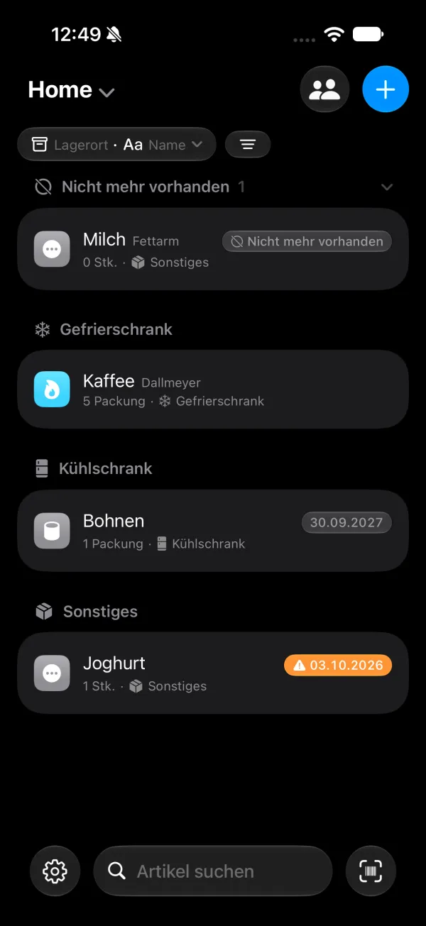 Screenshot der App: Vorräte nach Lagerort gruppiert, mit Gefrierschrank, Kühlschrank und Sonstiges, jeweils mit Menge und Ablaufdatum.